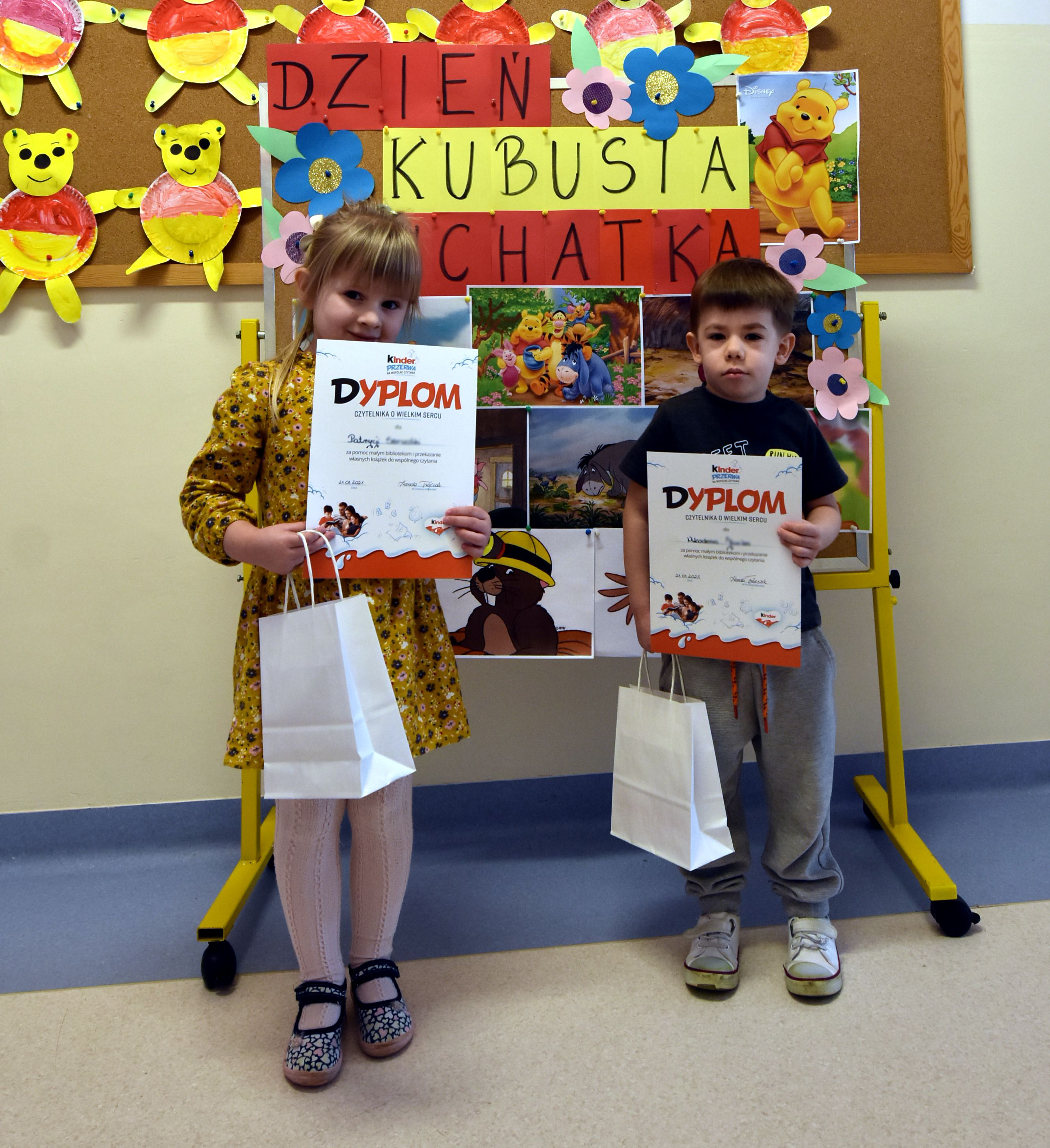 Patrycja i Nikodem odebrali dyplomy dla Czytelników o Wielkim Sercu za przekazanie książek w ramach akcji Kinder "Podziel się książką" 
