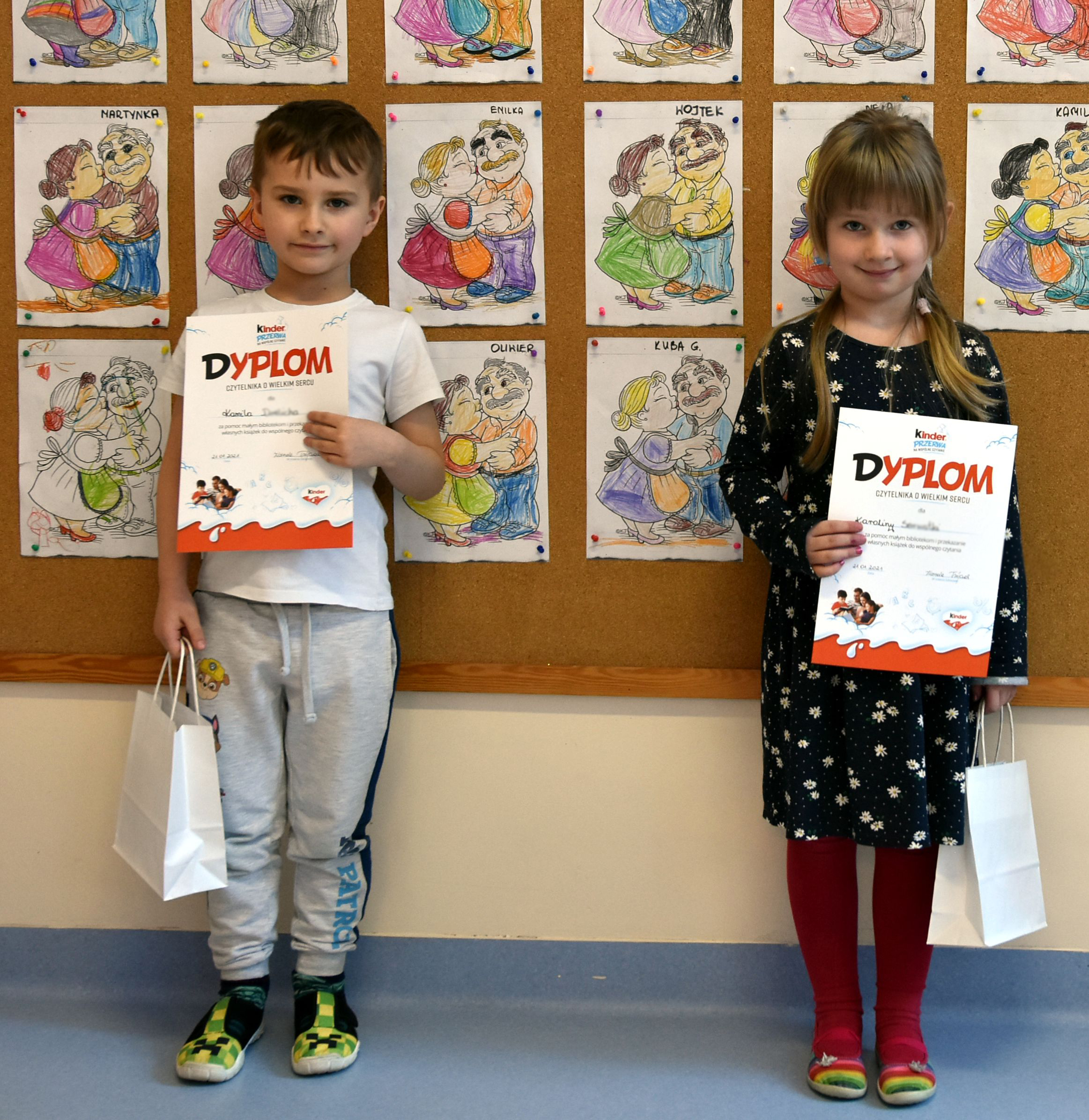 Karolina i Kamil odebrali dyplomy dla Czytelników o Wielkim Sercu za przekazanie książek w ramach akcji Kinder "Podziel się książką" 