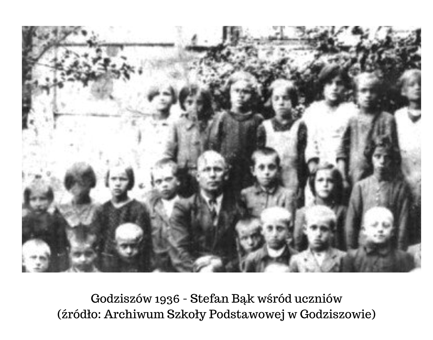 Godziszów 1936 - Stefan Bąk wśród uczniów (źródło: Archiwum Szkoły Podstawowej w Godziszowie) 