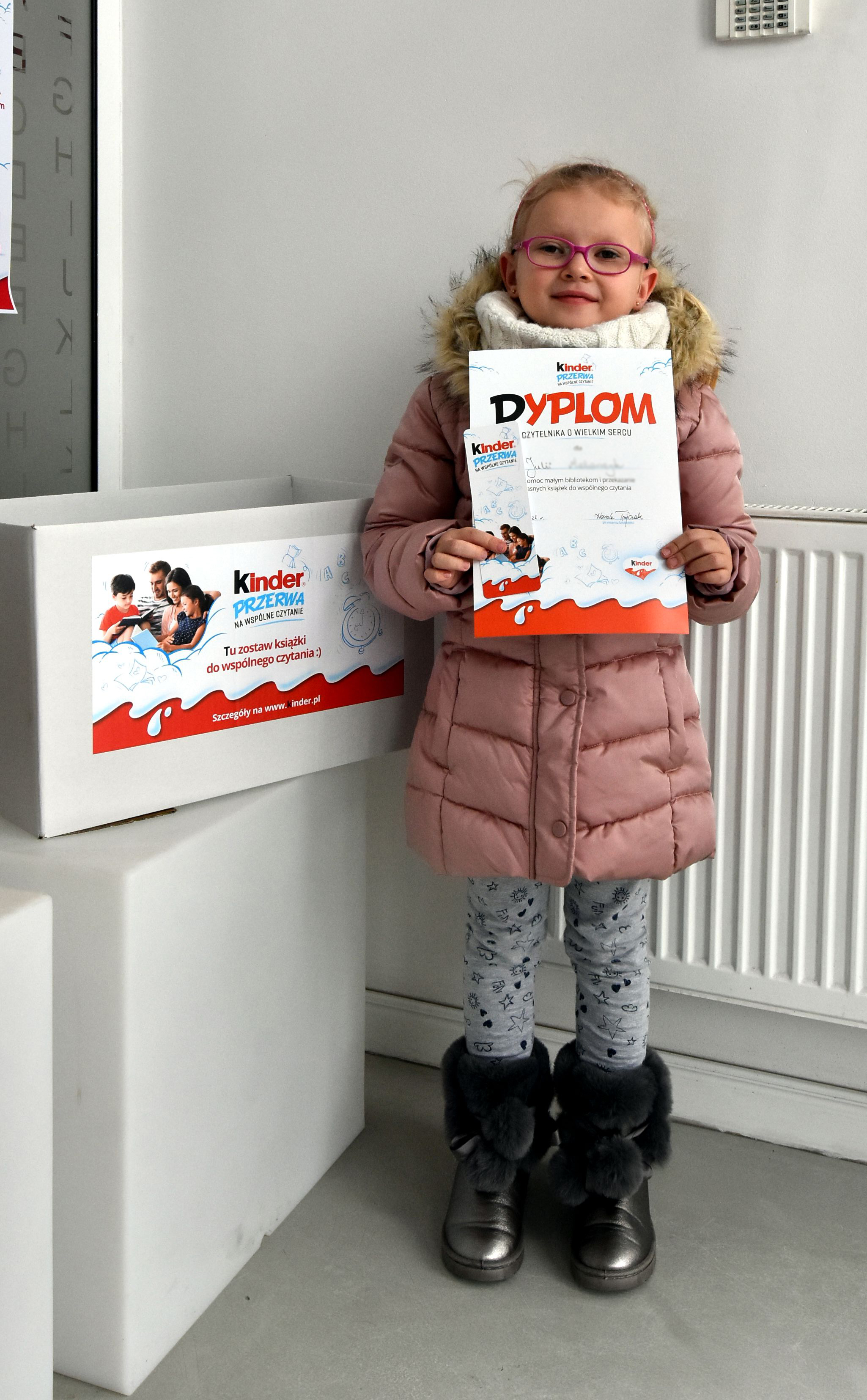 Julia z dyplomem Czytelnika o Wielkim Sercu, który dostała za przekazanie książek mniejszym bibliotekom w akcji Kinder Julia z dyplomem Czytelnika o Wielkim Sercu, który dostała za przekazanie książek mniejszym bibliotekom w akcji Kinder