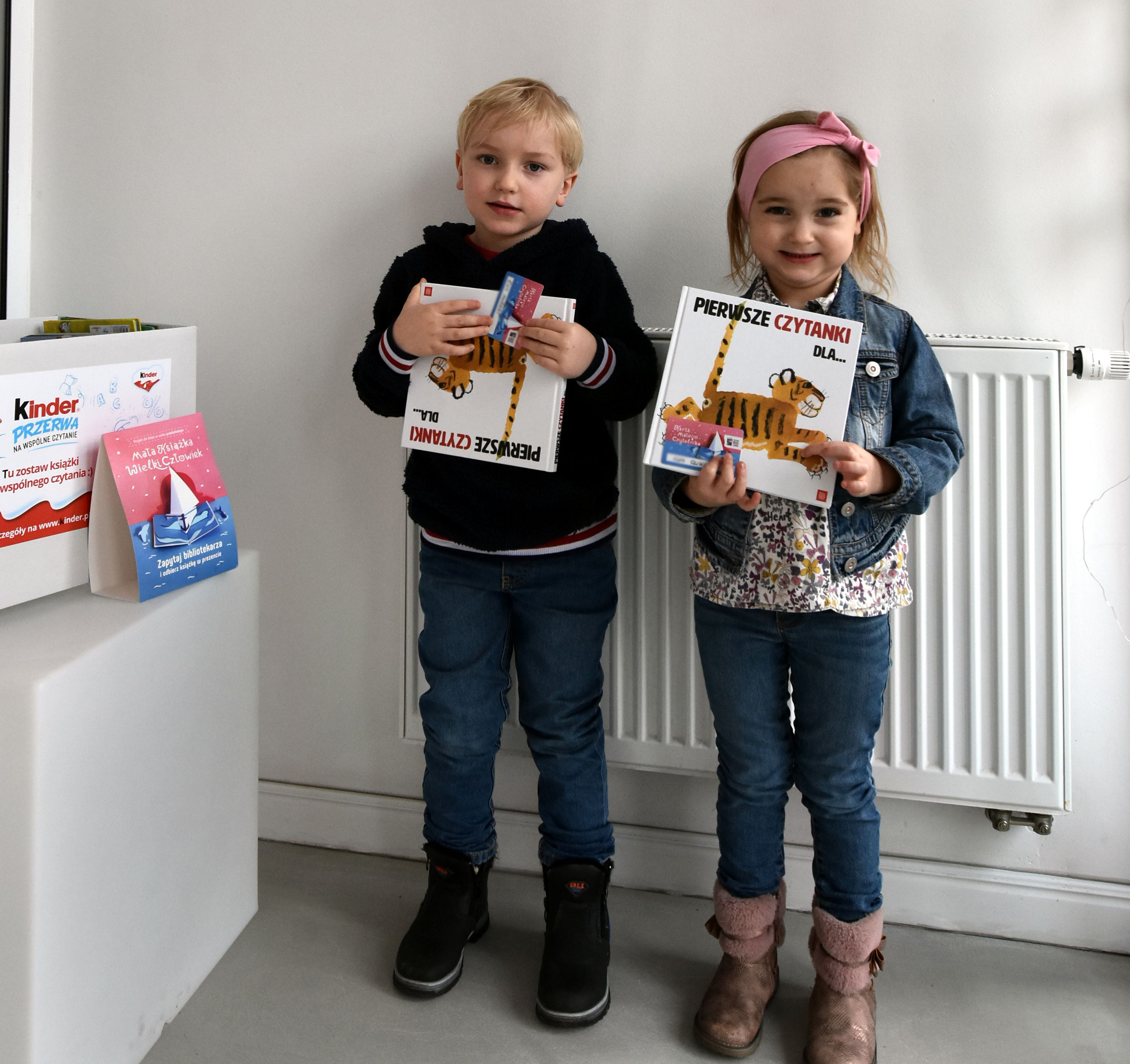 Oliwia i Hubert odbierają Wyprawkę Czytelniczą Oliwia i Hubert odbierają Wyprawkę Czytelniczą