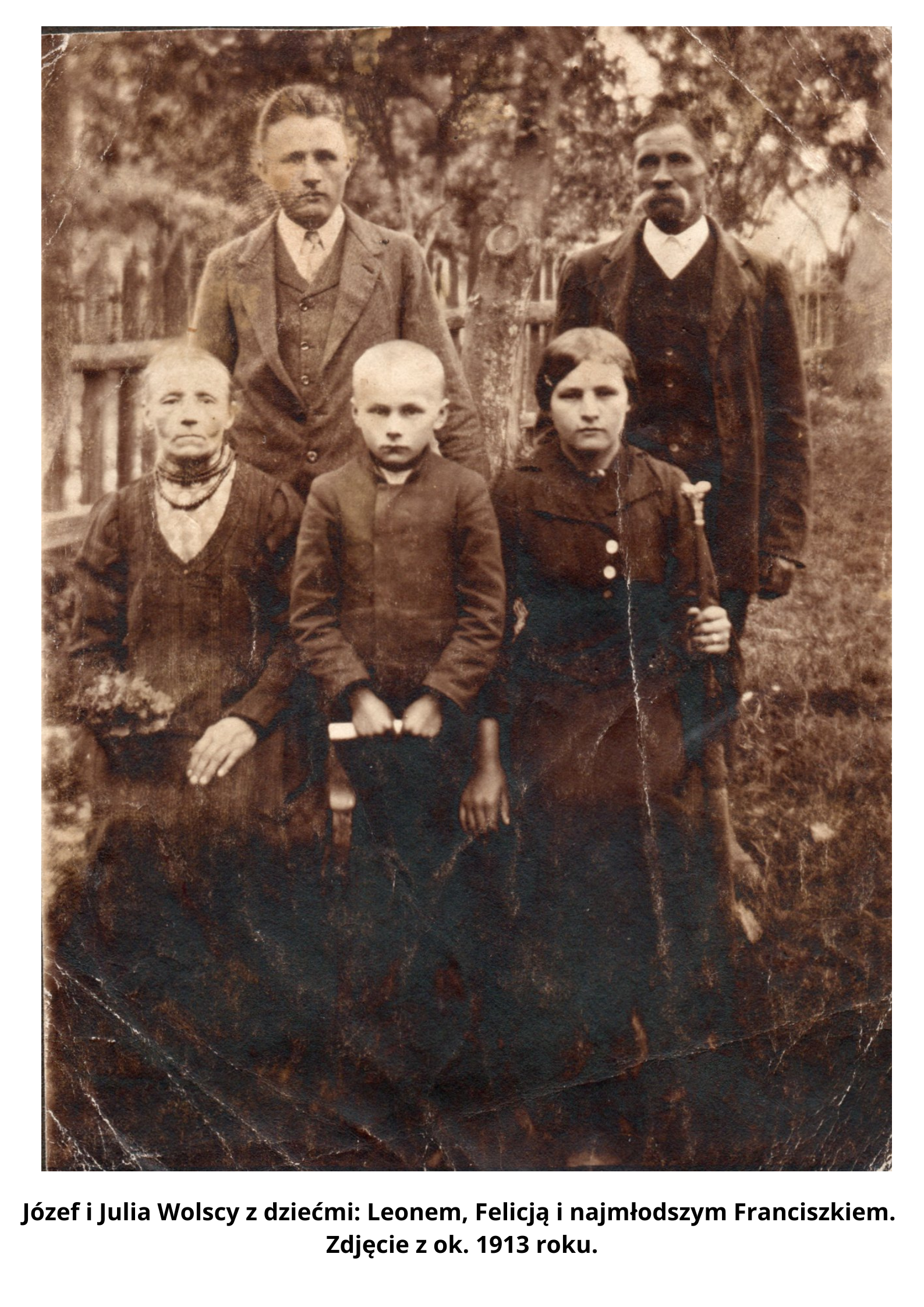 Józef i Julia Wolscy z dziećmi: Leonem, Felicją i najmłodszym Franciszkiem. Zdjęcie z ok. 1913 roku.