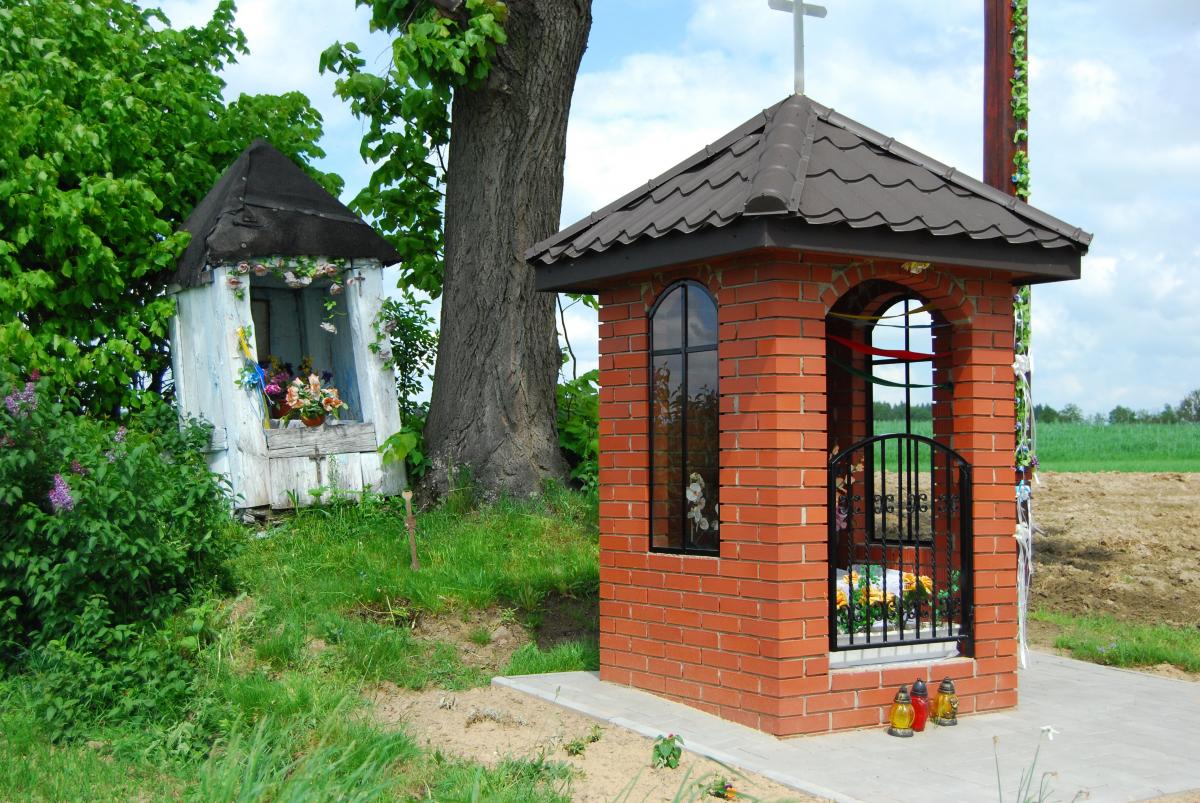 Stara i nowa kapliczka św. Antoniego na granicy Wierzchowisk Pierwszych i Wolicy Drugiej