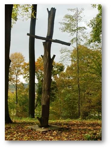 Krzyż powstańczy w parku dworskim w Wierzchowiskach Drugich