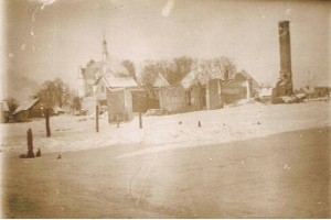 Plebania po zbombardowaniu  1939 r., Źródło: zdj. ze zbiorów Urszuli Bzdyry (w arch. biblioteki)