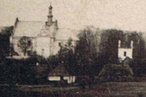 Zmieszczona dzwonnica po bombardowaniu w 1939 r., Źródło: zdj. ze zbiorów Urszuli Bzdyry (w arch. biblioteki)